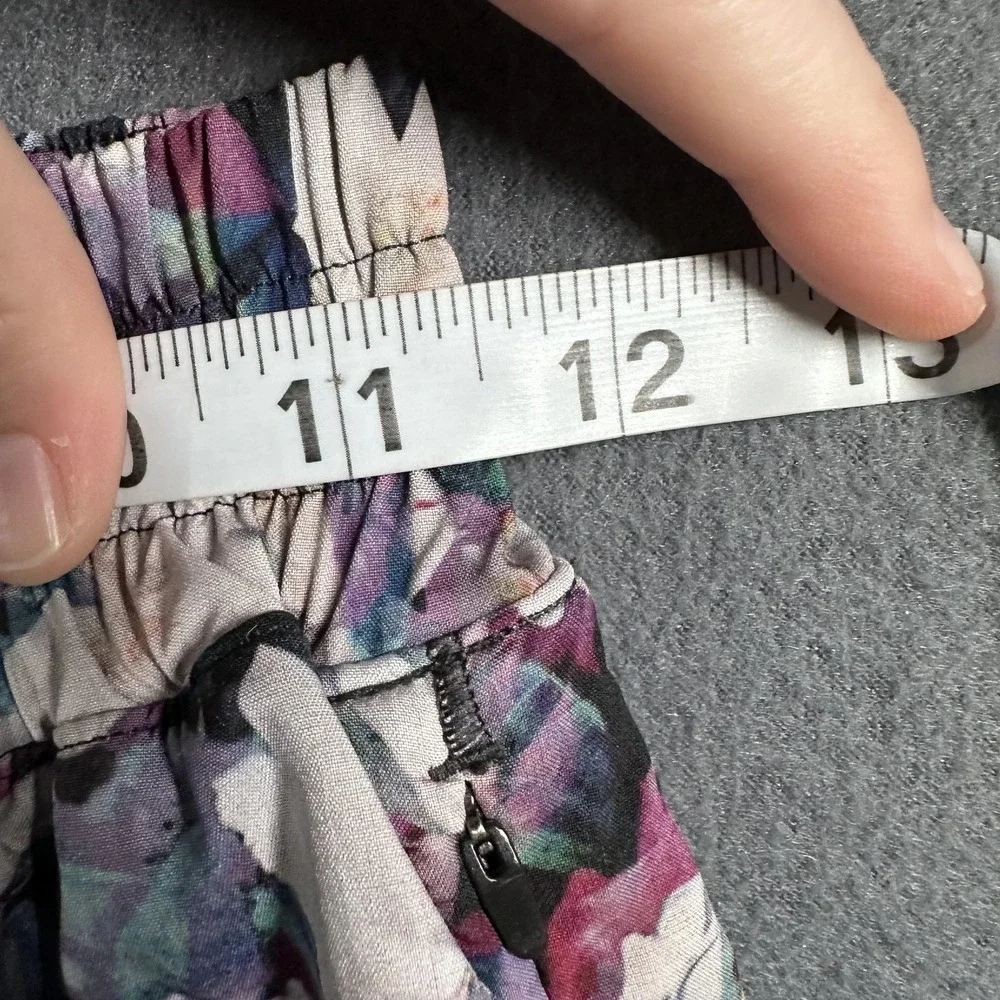 Lululemon Shorts Womens 4 Purple Black Floral Hotty‎ Hot Short 2.5 Lined Mesh
